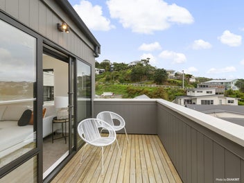 MODERN, STYLISH - CONTEMPORARY LIVING