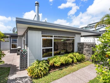 TWO B/R MID CENTURY OPPORTUNITY IN MEADOWBANK