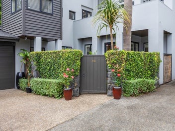 STRIKING STYLE, LUXE FAMILY LIVING