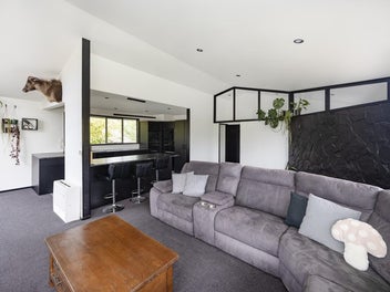 SPACIOUS FAMILY HOME IN POPULAR PERTH STREET!