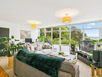 GORGEOUS HARBOUR VIEWS- MUST BE SOLD!