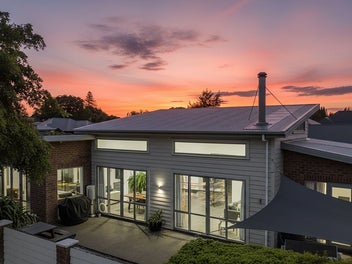 Family Living in ‘The Oaks’ .