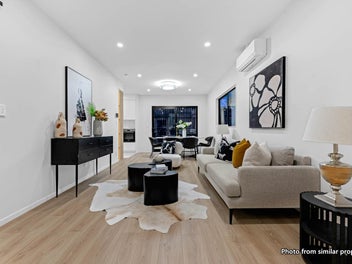 END UNIT, MORE PARKING & FREE BLINDS!