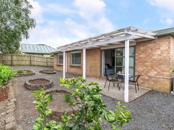 Immaculate 3 Bed Spacious Brick Home