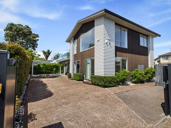 Narrow Neck private, sunny family retreat