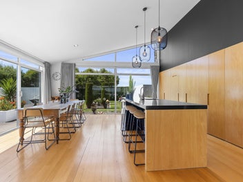 ARCHITECTURAL ELEGANCE MEETS FAMILY LIFESTYLE