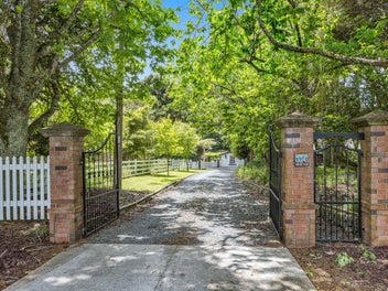 Idyllic country estate with workshops & garaging