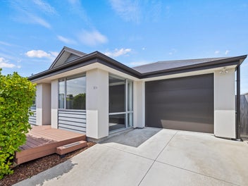 Single Level Townhouse - Standout!