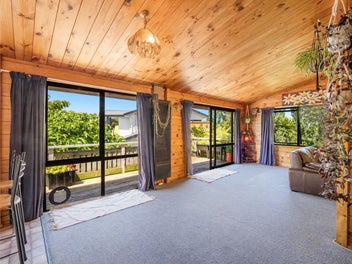 Tree-House Family Haven with 5 Bedrooms