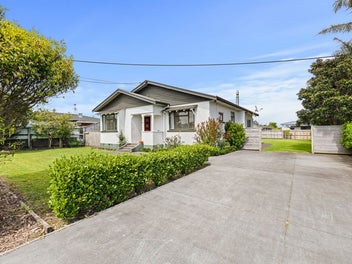 THE OLD WORLDLY CHARM OF A 1930s BUNGALOW