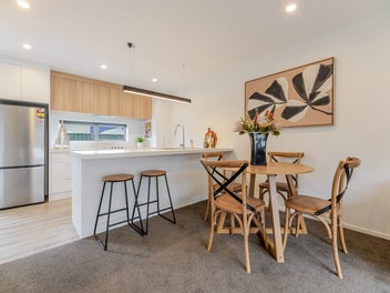 Gorgeous townhouse, move right in