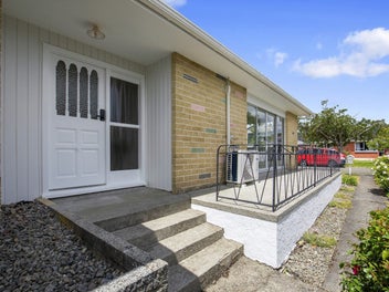 Spacious Family Home in Prime Elderslea Location!