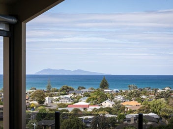 Spacious 5 bed coastal home with stunning sea view