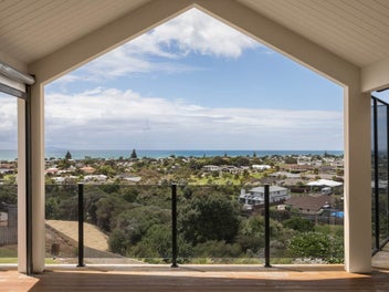 Spacious 5 bed coastal home with stunning sea view