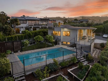 Contemporary Living with Panoramic Views