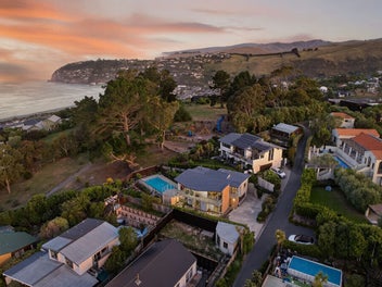 Contemporary Living with Panoramic Views