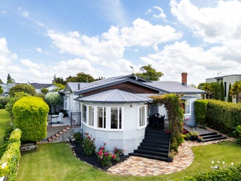 Character, Comfort & Lakeside Lifestyle