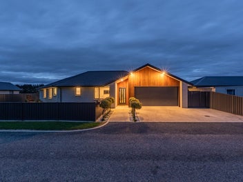 Modern Living on Lindsay Way!