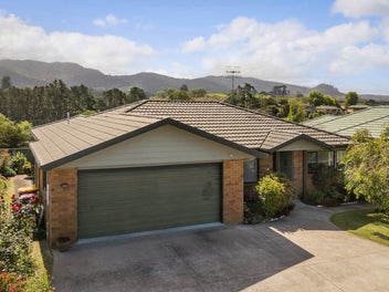Easy Living with Stunning Kaimai Views
