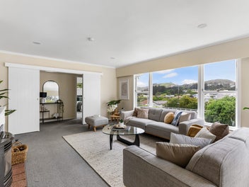 The Ultimate Family Home: Space, Sun & Schools