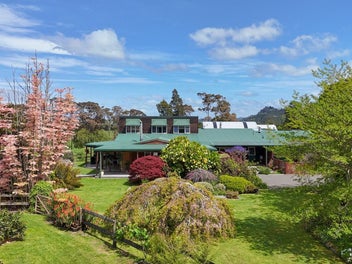 Two dwellings, sheds & space - a lifestyle...
