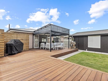 Your Cotswold Christmas Cracker!