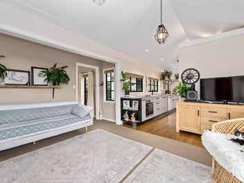 Charming Cottage In Holdens Bay