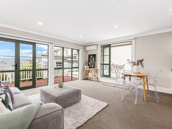 Stunning Townhouse. Sun, Views, Double Garage.