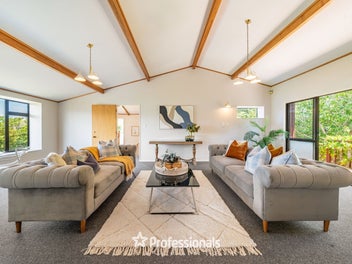 STUNNING MID-CENTURY HOME