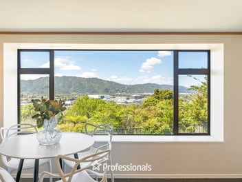 STUNNING MID-CENTURY HOME