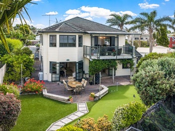 This is your Hole in One! Seller is Downsizing!