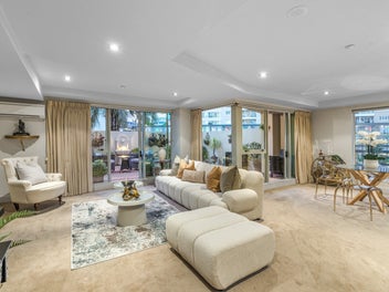 Sunny ground floor with private courtyards