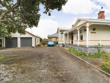 CHARACTER VILLA FROM A BYGONE ERA