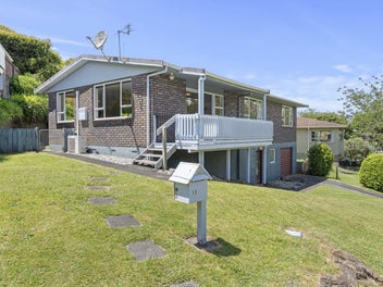 Sunny Brick Home, Reserve Outlook!