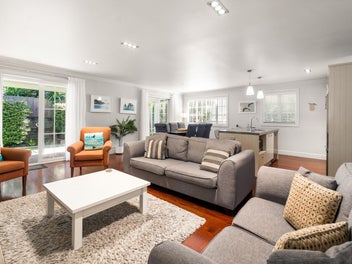 Charming cottage in central Russell