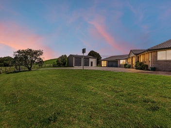 Your Rural Dream Awaits-Large Home, Shed and Views