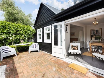 QUAINT CHARACTER COTTAGE IN THE HEART OF THORNDON