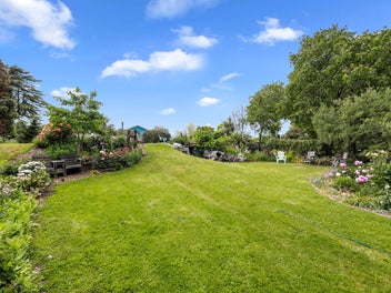 AMAZING! Character, Expanse & Location