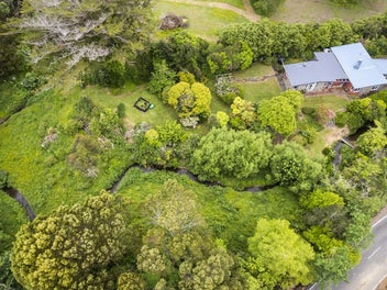 SECLUDED, SHELTERED & SUNFILLED SIXTIES STYLE!