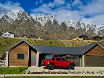 Home and Income on huge 1402 m2 section