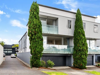 Lifestyle-Top Grey Lynn Location-Double Garage!