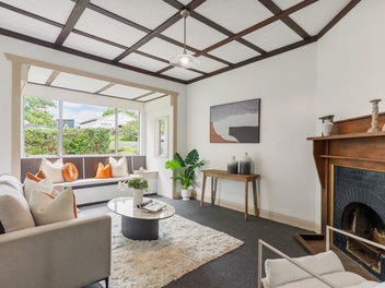 CALIFORNIAN BUNGALOW WITH POTENTIAL!