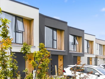 MODERN CAREFREE TOWNHOUSE