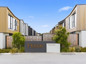 MODERN CAREFREE TOWNHOUSE