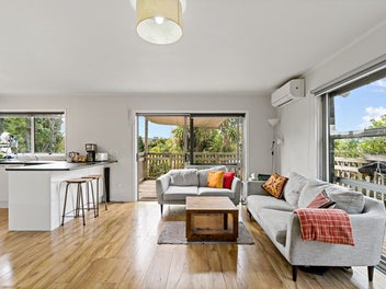 Refurbed and Fabulous In Westlake Zone!