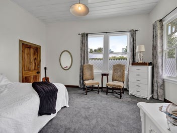 VERSATILE VILLA ON A LARGE SECTION