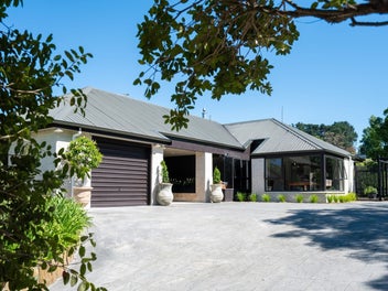 Country Living in Town - A Rare Gem: Nilgiri Lodge