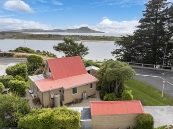 The Anchorage Immaculate Coastal Cottage