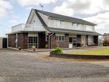 Family Living, Country Charm, Exceptional Sheds!