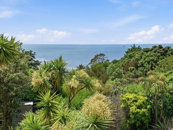 Spacious Hilltop Living in Sumner!